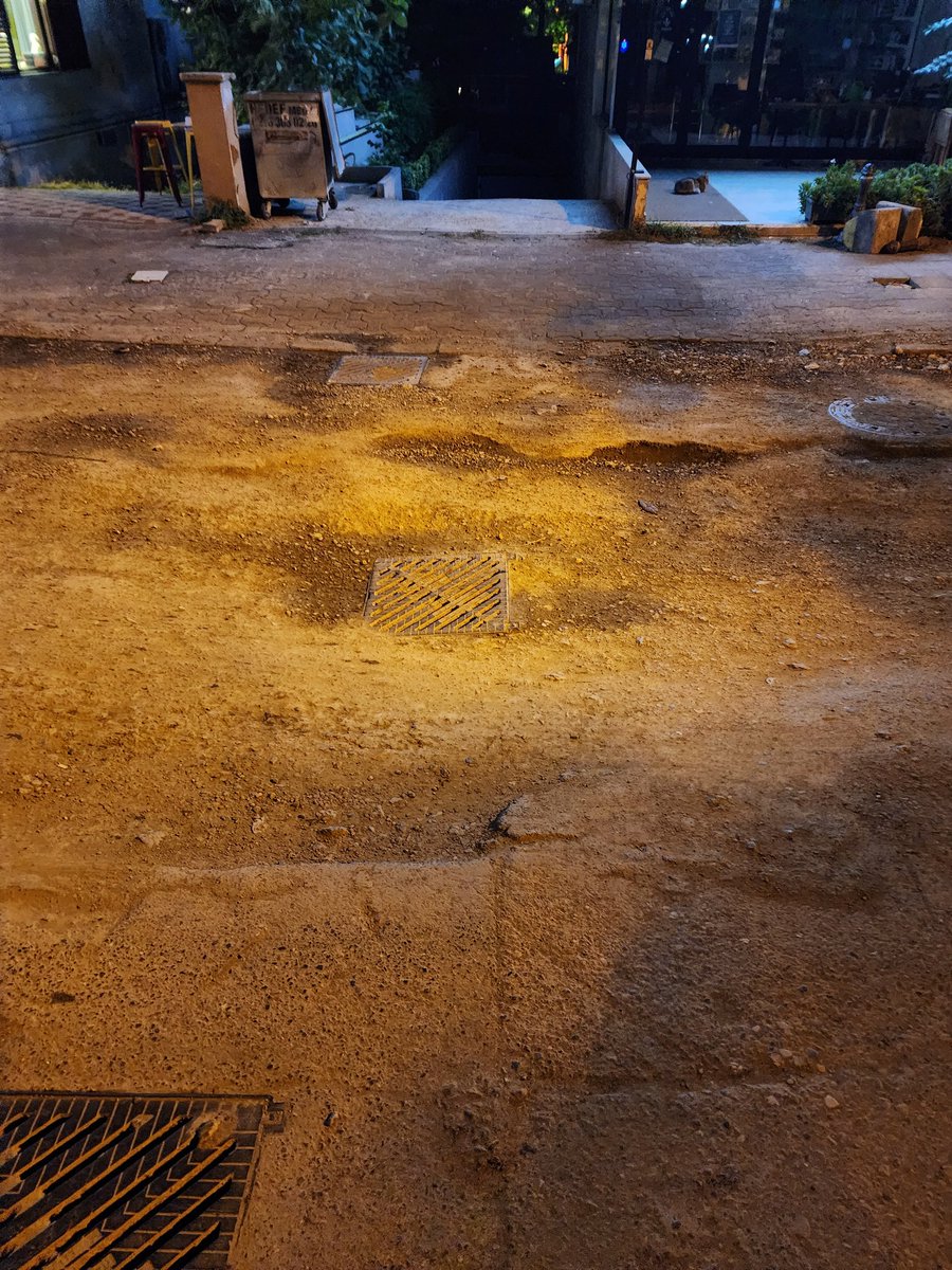 Bir Kadıköy'lü olarak bu yol çalışmalarından artık bıktım usandım.Hakikaten artık ayıbı da geçti bu durum.Kadıköy insanın dan ne istiyorsunuz siz, vatandaş a neden çile çektiriyorsunuz.<a href="/kadikoybelediye/">Kadıköy Belediyesi</a> <a href="/mesutkosedagi/">Mesut Kösedağı</a> <a href="/ekrem_imamoglu/">Ekrem İmamoğlu</a>