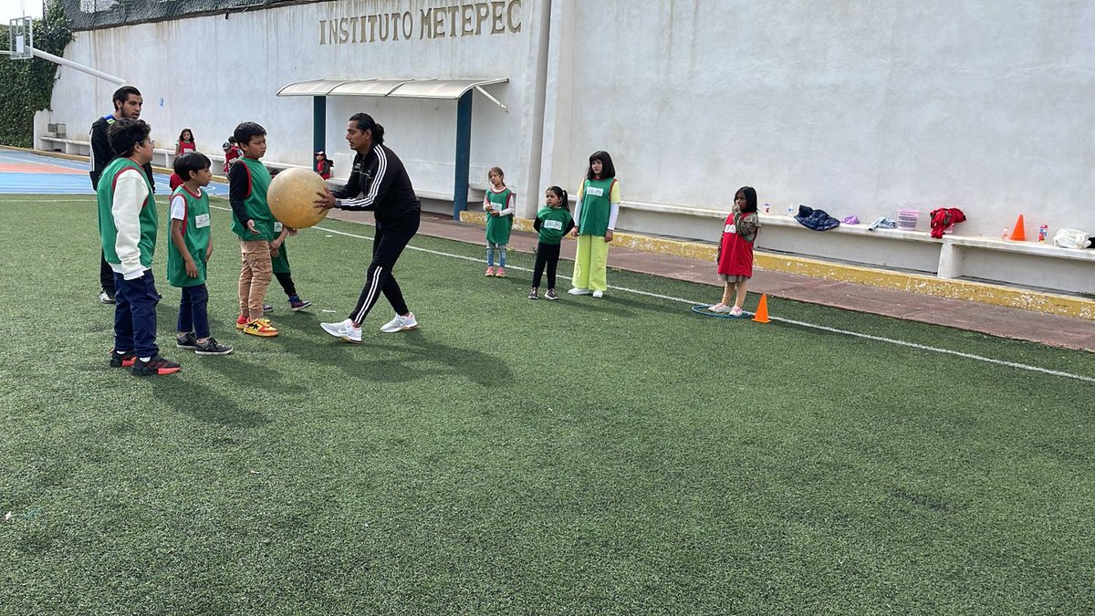 InstitutoMetSC's tweet photo. Futbeis: Juego modificado de el béisbol, ayuda a los alumnos a tener una iniciación deportiva del mismo, en el cual desarrollan estrategias en equipo para ganar el juego. #Equipo #Estrategia @FAHHdeporte https://t.co/MjpAFyTu6H