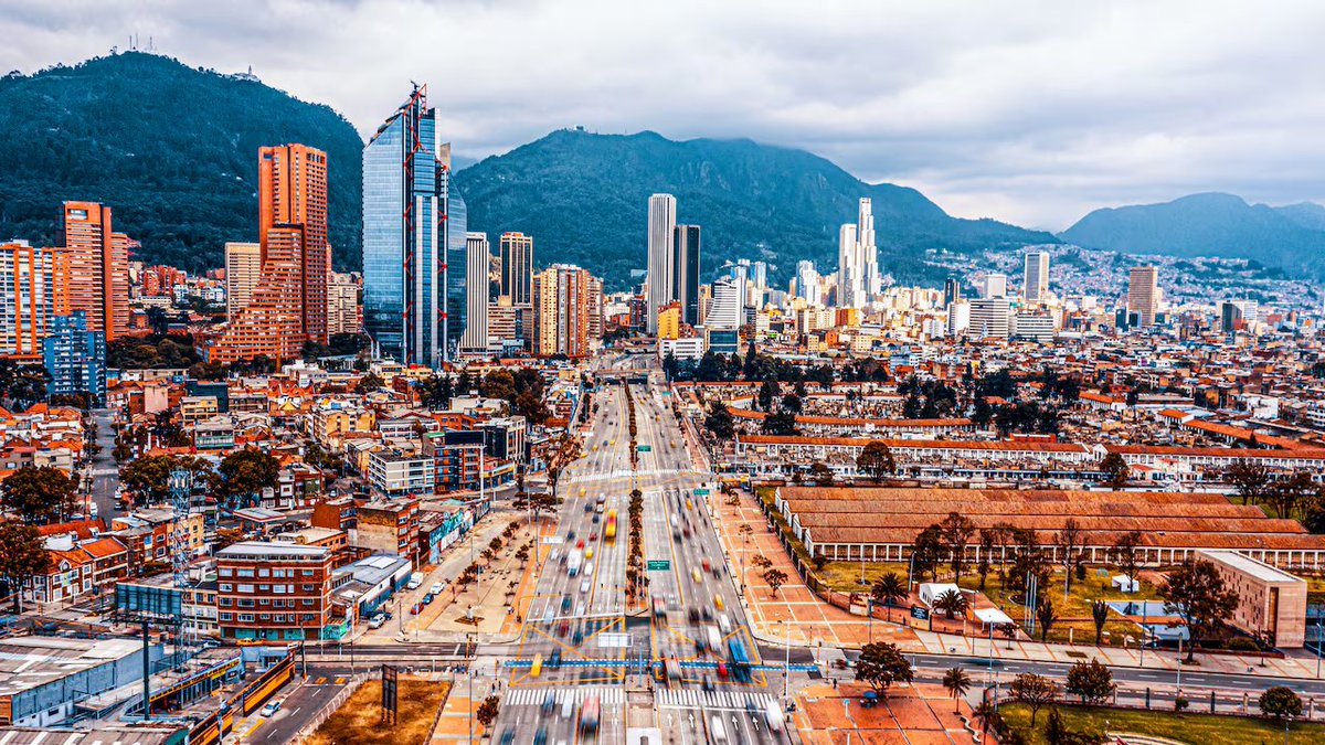 Llegada de turistas internacionales a #Bogota subió 5,6% en el primer semestre: viajeros de EE.UU., los principales visitantes. Entre enero y junio de 2024, Bogotá recibió 861.077 visitantes extranjeros. 

semana.com/nacion/bogota/… vía <a href="/RevistaSemana/">Revista Semana</a>