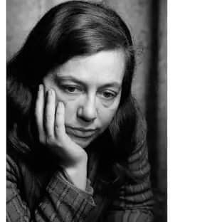 "Y si leo, si compro libros y los devoro, no es por un placer intelectual -yo no tengo placeres, sólo tengo hambre y sed -ni por un deseo de conocimientos sino por una astucia inconsciente que recién ahora descubro: coleccionar palabras, prenderlas en mí..."

Alejandra Pizarnik