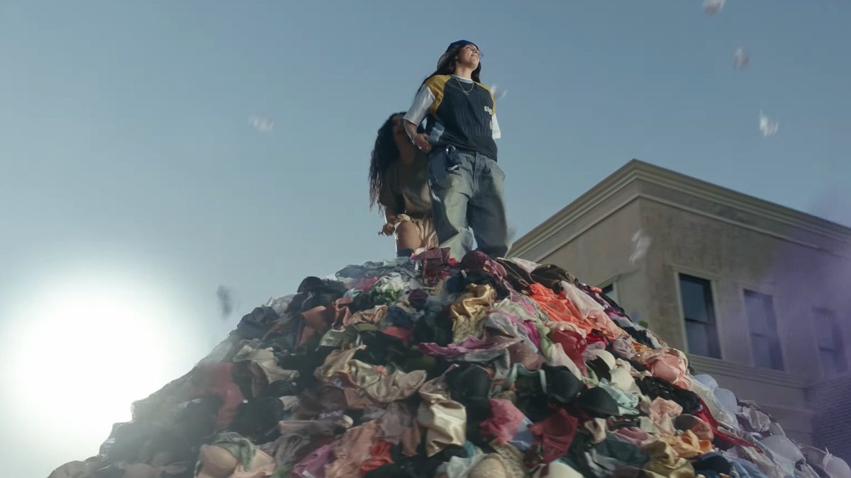 QGBillieEilish's tweet image. Guess - Charli XCX feat. Billie Eilish