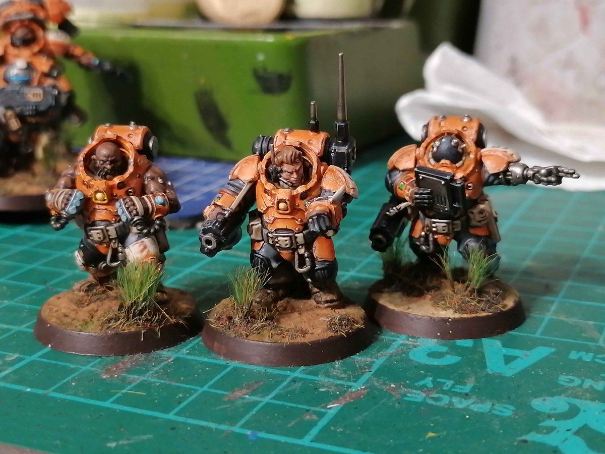 Painted a Hearthkyn Salvagers kill team, decided to go with the