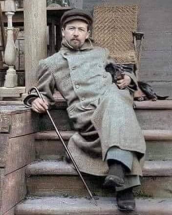 Uzaktan8138's tweet photo. Rus yazar  Anton Çehov'a başarısız toplumdan ne kastedildiği sorulmuş..

O da şöyle cevap veriyor; 
Başarısız toplumlarda, her bilge zihne
karşı bin aptal akıl toplanır ve her akıllı
söze karşılık bin cahil söz türetilir.

Çoğunluk her zaman aptal insanlardan oluşacak ve akıllılara her zaman beyin yerine fiziksel güçle galip geleceklerdir.

Önemsiz konular her yerde, bilinçli konuların üstüne çıkarılıp tartışma ve eleştiri konusu yapılacak, sıradışı ve yetenekli insanlar tartışılacak, son derece sıradan ve beceriksiz insanlar baş tacı yapılacaktır.
