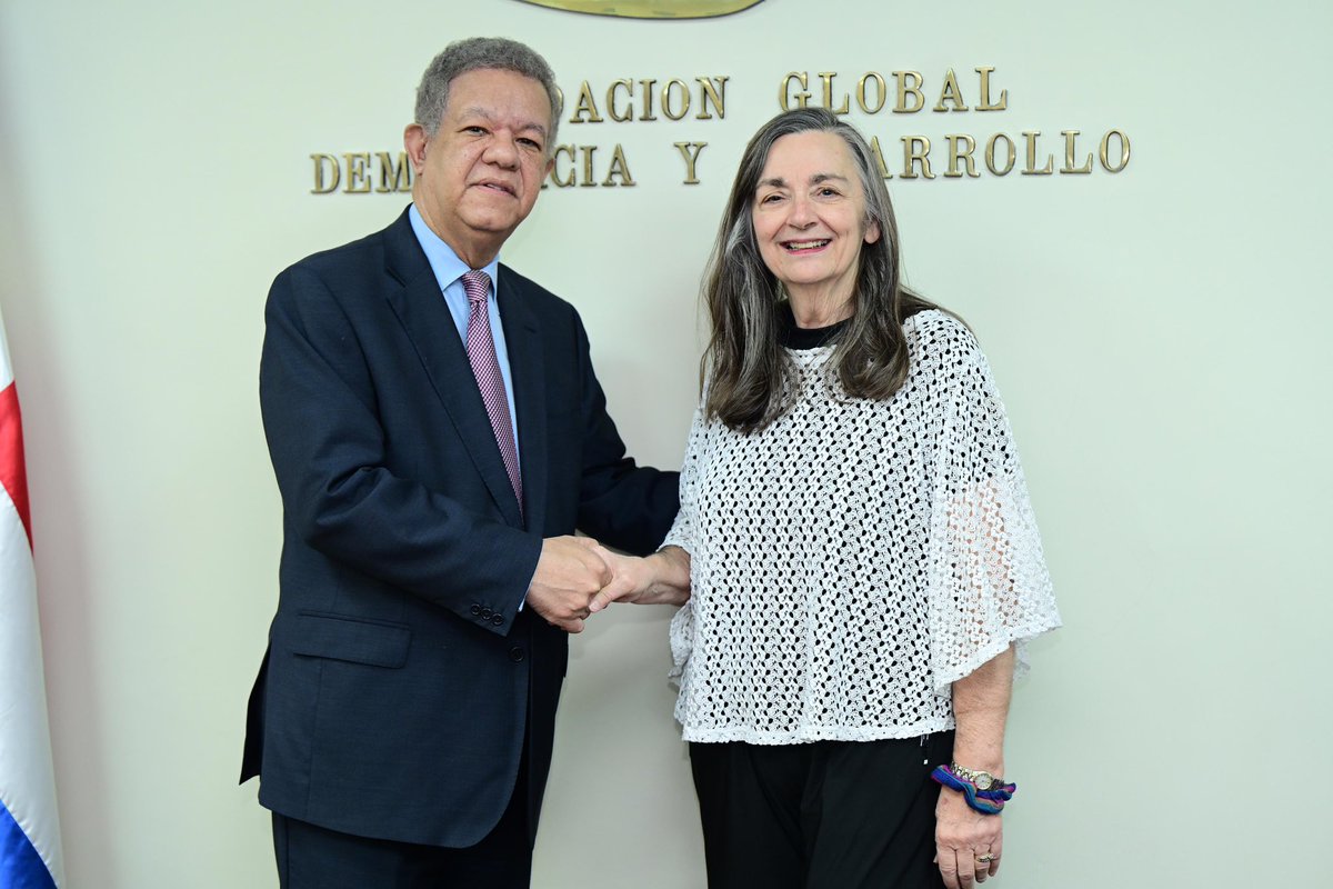 LeonelFernandez's tweet photo. Luego de nuestro retorno de Venezuela, hemos sostenido diversos reuniones y conversaciones con miembros del Centro Carter; del Panel de Expertos Electorales de la ONU y de la Unión Europea.

En dichas conversaciones acordamos mantener un intercambio fluido sobre la actual situación en ese país. 

Por el Centro Carter, conversamos con Jennie Lincoln y Patricio Ballarfos, jefa y subjefe de la Misión de Observación Electoral en Venezuela; por la Unión Europea, con Josep Borrel, alto representante de asuntos Exteriores y Política de Seguridad. 
Por la ONU, con Gianluca Rampolla, coordinador residente de la ONU en Venezuela, Domenico Tuccinardi y Antonio Aranibar, jefe y Asesor del Panel de Expertos Electorales de la ONU, respectivamente, quienes nos transmitieron el interés del Secretario General de la ONU de encontrar una solución pacífica a la situación postelectoral en Venezuela. 

Gracias a todas estas instituciones por la iniciativa de estos encuentros.