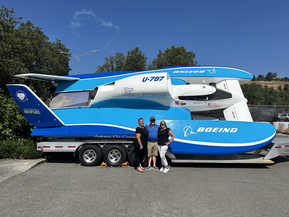 twitlips's tweet image. Just hangin’ with the Blue Angels today #NBD