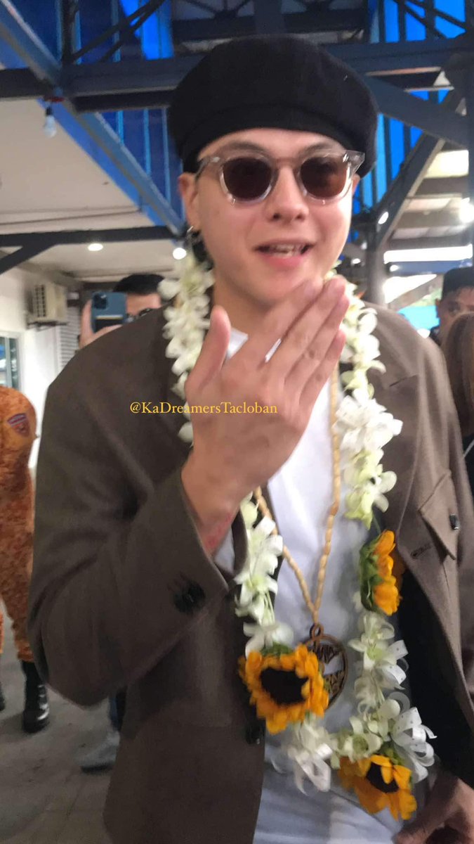 Sobrang fresh and gwapo parin as always <a href="/imdanielpadilla/">Daniel Padilla</a> 🫶🖤

Super bagay with the sunflower garlands 🌻