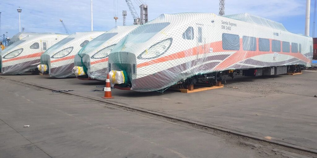 Semkae's tweet photo. Permission to ask a direct question: ndiyo tuseme mradi wa SGR unakufa. Wewe unayeshangilia changamoto zake unanufaikaje? Unahisi alama zako za IQ zitakuwa ngapi hadi unashangilia kodi yako kupotea bure? https://t.co/mEba2IoFS8