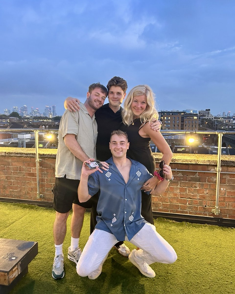 ⁦<a href="/netil360/">netil360</a>⁩ Happy in Hackney #family #birthday #loveisallyouneed