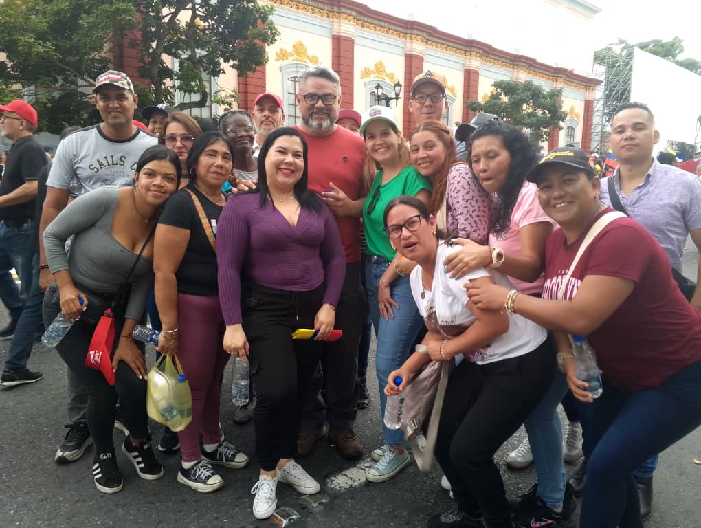 #01Ago Pueblo trabajador celebra la victoria democratica de la Paz demostrando el apoyo al Presidente obrero <a href="/NicolasMaduro/">Nicolás Maduro</a>