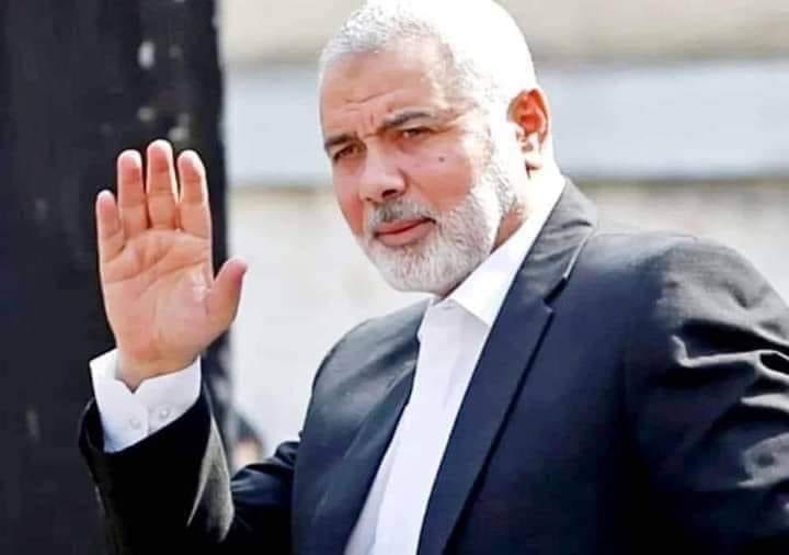 سيذكرني قومي إذا جد جدهم 
وفي الليلة الظلماء يفتقد البدر 
فإن عشت فالطعن الذي يعرفونه 
وتلك القنا والبيض والضمر الشقر 
وإن مت فالإنسان لابد ميت 
وإن طالت الأيام وانفسح العمر 
نحن أناس لا توسط عندنا 
لنا الصدر دون العالمين أو القبر 
تهون علينا في المعالي نفوسنا 
ومن خطب الحسناء..