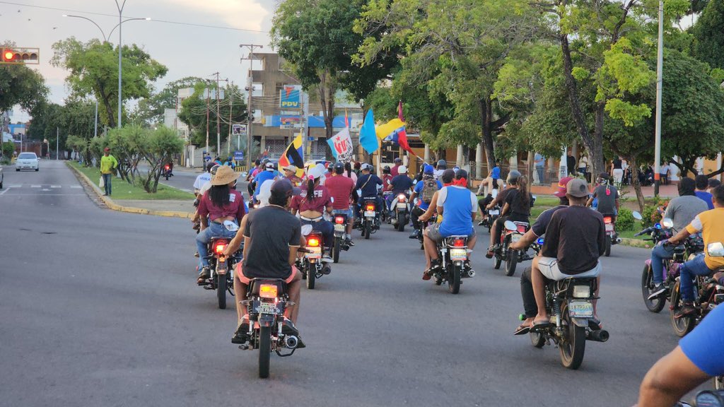 comandosergioh's tweet photo. Seguimos desplegados en Ciudad Bolívar, garantizando la paz y hermandad de nuestro pueblo; porque apostamos a la alegría junto a nuestro líder @NicolasMaduro #PuebloDeJusticia https://t.co/zKWau0KOJM