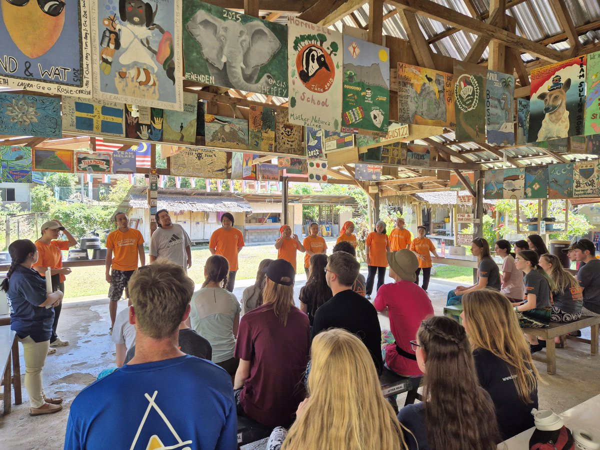 RutherfordTrips's tweet image. #teamlunbawang have arrived at camp bongkud, where we had our orientation meeting, learnt some Malay and the lyrics to a cultural song, as well as learning some traditional dances. @Mark_Rutherford @CampsInt @CampBorneo