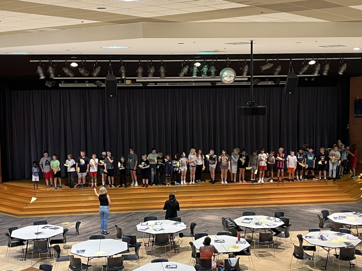 SMS__Principal's tweet image. 6th grade orientation is off to a great start!! We’re looking forward to a great school year #SCSGOLDENBEARS