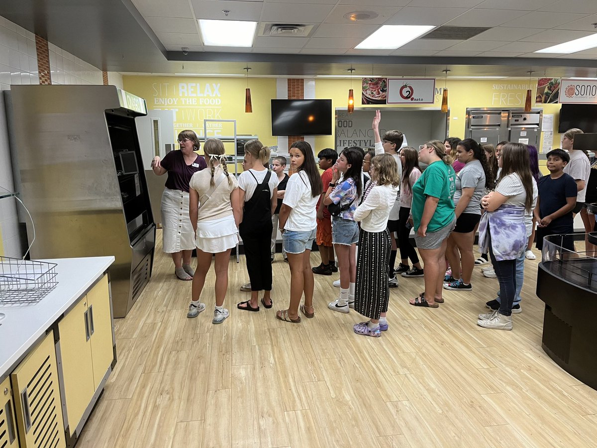 SMS__Principal's tweet image. 6th grade orientation is off to a great start!! We’re looking forward to a great school year #SCSGOLDENBEARS
