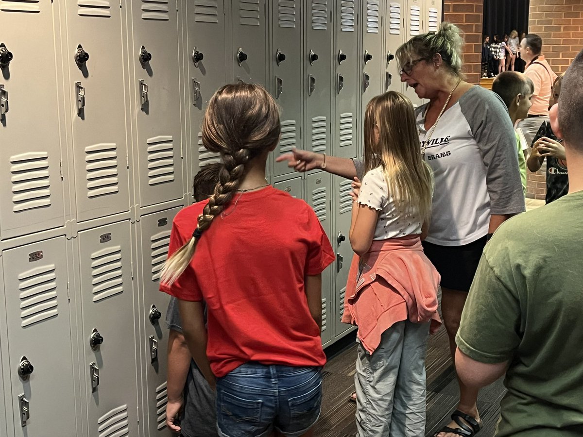 SMS__Principal's tweet image. 6th grade orientation is off to a great start!! We’re looking forward to a great school year #SCSGOLDENBEARS