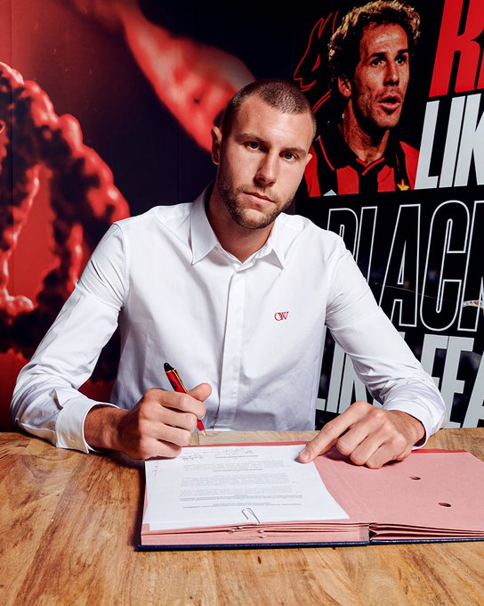 _FootNewz_'s tweet photo. 🚨NEWZ🚨

🇷🇸✍️ STRAHINJA PAVLOVIC signe à l'AC MILAN en provenance de RED BULL SALZBURG jusqu'en Juin 2028 !

💰Montant du transfert : 20M€. #SerieA #ACMilan
