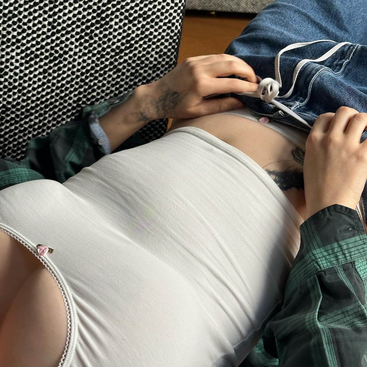 "Eu não preciso adivinhar a cor da sua calcinha, é aquele par preto rendado com os lacinhos que escolhi para você em Tóquio." 

— Billie Eilish no remix de "Guess".