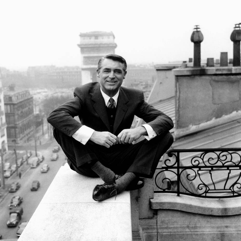 LA IRRESISTIBLE AMBIGÜEDAD DE CARY GRANT

Cary Grant ha pasado a la historia como un gran seductor. Aunque se retiró en 1966, con solo sesenta y dos años, su hechizo no ha declinado. ¿Cuál es su secreto? O dicho de otro modo: ¿por qué se ha convertido en un mito? Quizás por su