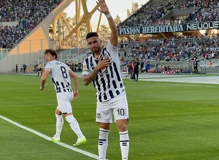 ParaguaCAT's tweet photo. Gracias por todo, al verdadero hincha dentro de la cancha. 🫡

También ofrecerle disculpas al único jugador que vi pidiendo un perdón sincero en cancha y con hechos. 

A pesar de como lo trataron, se fue callado por amor al club. Siempre me vas a representar como hincha🫡🫡 https://t.co/pp9SQt3u3y