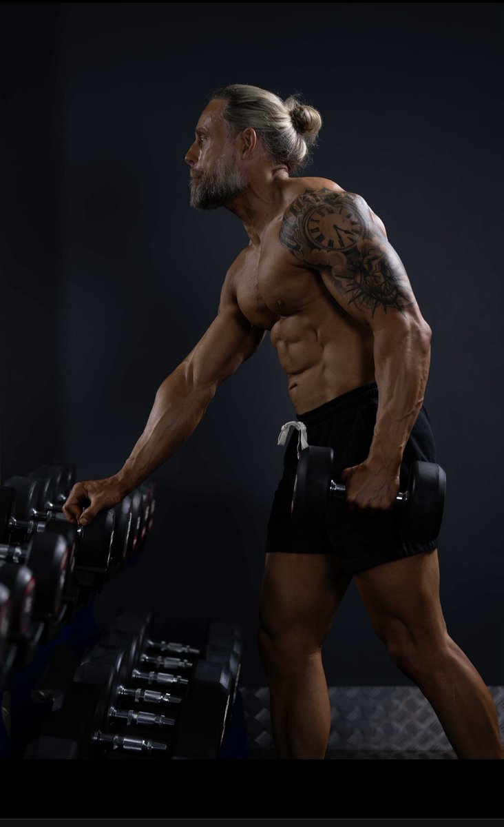 20 weeks ago I decided at 45 years old, could I do fitness photoshoot.. well here is the result 🤙🤙 #determination