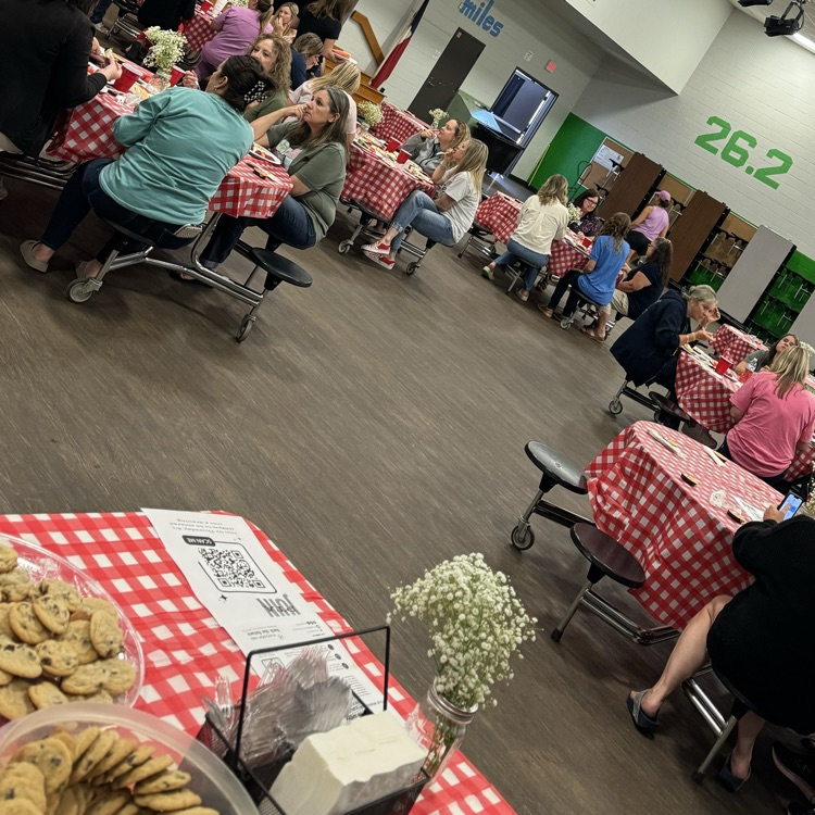 HumbleISD_GTE's tweet photo. Greentree PTA is the BEST!!! Thanks for providing a delicious lunch for our staff today!!  We appreciate all you do for our school, staff, and students! #ShineALight https://t.co/vXyibGsLaB