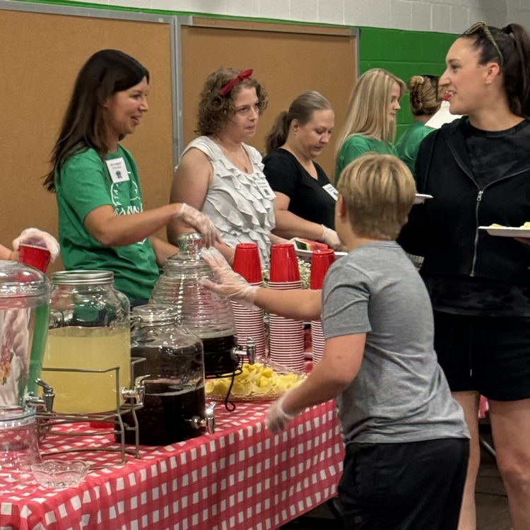 HumbleISD_GTE's tweet photo. Greentree PTA is the BEST!!! Thanks for providing a delicious lunch for our staff today!!  We appreciate all you do for our school, staff, and students! #ShineALight https://t.co/vXyibGsLaB