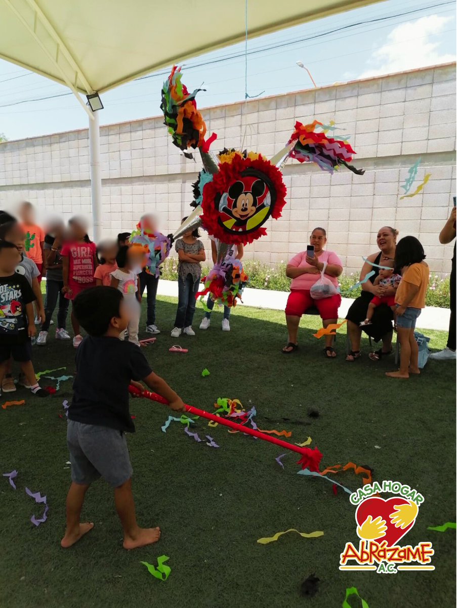 ¡Gracias de todo corazón a la familia Morones por una tarde divertidísima de fiesta en Casa Hogar Abrázame! 🎉🪅 Los niños disfrutaron muchísimo del brincolín, la piñata y la deliciosa comida.

#SomosAbrázame #DeCorazónGracias