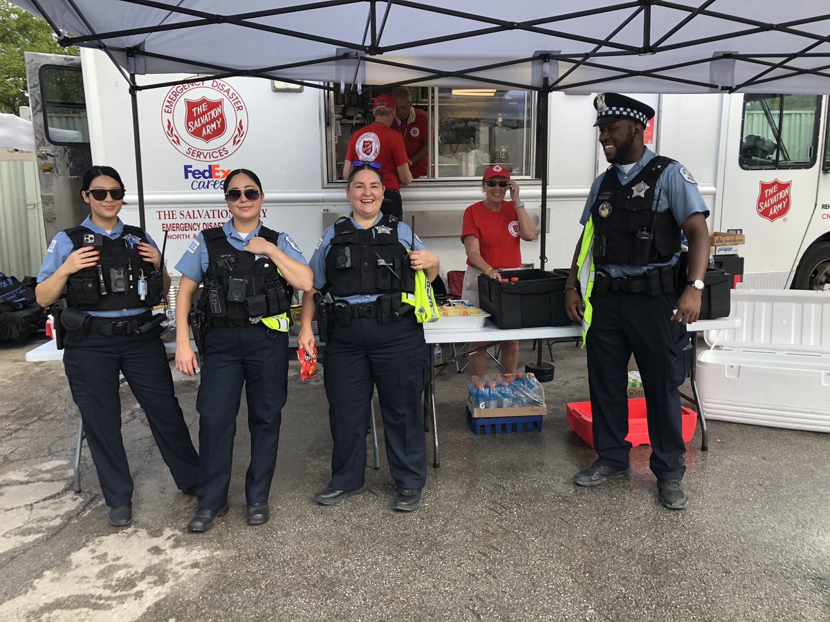 Lollapalooza starts today and officers are out to Kai everyone safe. Thank you to the Salvation Army for providing lunch for officers. Have fun and be safe Chicago!!￼