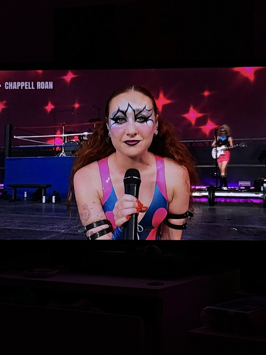 bennylftv's tweet photo. "i dedicate this song to my ex, he was at a bar, bragging about dating me in my hometown. to his fiancé, YALL SHOULD BREAK UP!" - @ChappellRoan #Lollapalooza https://t.co/E5Jjlz31FL