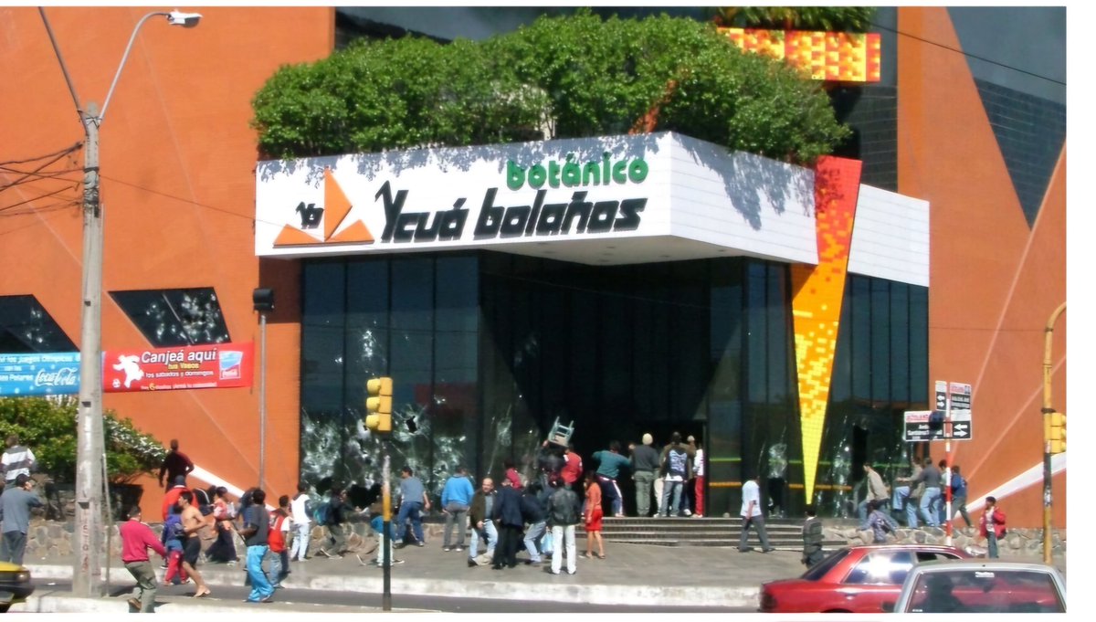 Me tomé 20 años para hablar de la única portada que mostró que la puerta de Ycuá Bolaños estaba cerrada. Esa imagen publicada por Última Hora tiene como protagonista a una persona que no es periodista ni reportero gráfico. Si él llega a leer el escrito, sabra de qué hablo. Hilo.