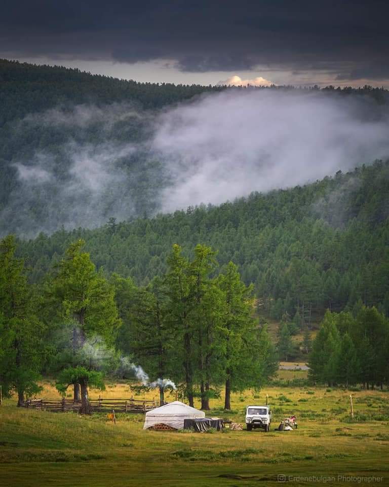 MGL_nomadic's tweet photo. "Бороо хэдэн өдөр үргэлжлэн оров. Гадаа уяан дээр уяж хоносон морьд биеэ тэнийлгэн шилгээж нуруунд нь тогтсон хяруу уур манан болон савсаар намрын шөнийн уяа даан өлөн хоносон хүлгүүд дөрвөн хөл дээрээ дэвхцэн алсад бэлчих ижлийн зүг үүрсэнэ." 📚

ӨГЛӨӨНИЙ МЭНД  ... https://t.co/MYS00r4gEC