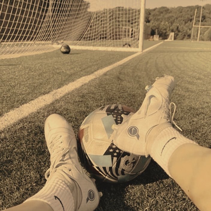 courry's tweet photo. au larry | dolce creatura¡!
H y L eran polos opuestos. H, un brillante bailarín, con su esbelta figura y cabello oscuro. L, jugador de fútbol apasionado lleno de adrenalina y competencia feroz.
¿Qué pasaría si su enemistad se transformara en algo apacible gracias a un accidente? https://t.co/BV4eHfIkLm