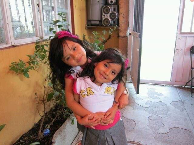 reginaos02's tweet photo. no me van a decir q sus papás son los mejores cuando los míos me han dado todo lo q les pido y se disfrazaban conmigo en mis cumpleaños (no tengo fotos de mi papá con el uniforme) https://t.co/PI3j16UTSl