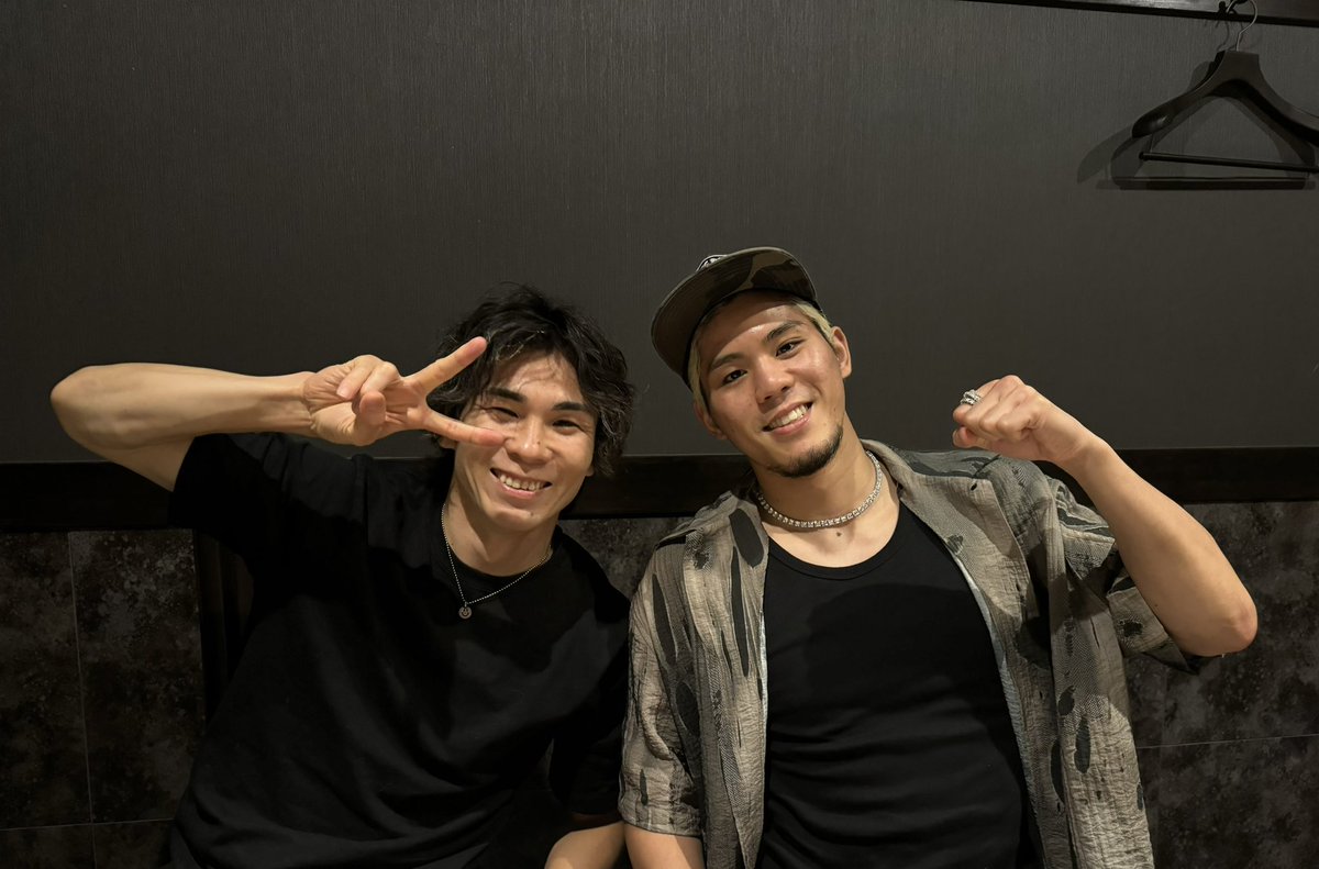 tfHn2HwaFP8a19G's tweet image. 【RISE最強の男、現る(ﾟ∀ﾟ)】
昨夜は黒羊騎士団私設応援団長レオナ・ペタス選手が、盟友のRISEライト級王者原口健飛選手を連れて来ていただきました。
強さを求める猛者お二方と貴重な格闘技談話、最高の夜となりました。
有難う御座いした！
#レオナペタス
#原口健飛