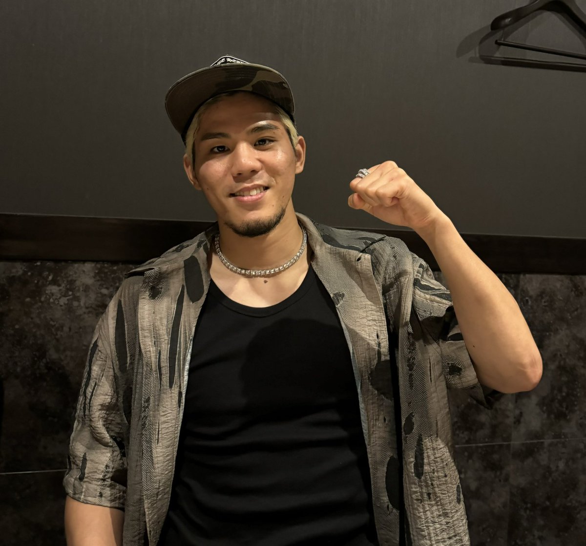 tfHn2HwaFP8a19G's tweet image. 【RISE最強の男、現る(ﾟ∀ﾟ)】
昨夜は黒羊騎士団私設応援団長レオナ・ペタス選手が、盟友のRISEライト級王者原口健飛選手を連れて来ていただきました。
強さを求める猛者お二方と貴重な格闘技談話、最高の夜となりました。
有難う御座いした！
#レオナペタス
#原口健飛