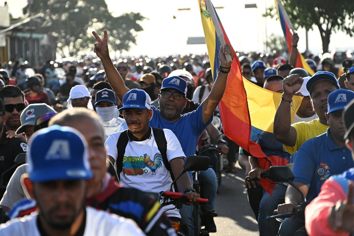 San Félix aquí estamos !!! 
En la calle defenderemos la Victoria Popular del pueblo . 
Con <a href="/NicolasMaduro/">Nicolás Maduro</a> nadie detiene la marcha de la Revolución Bolivariana