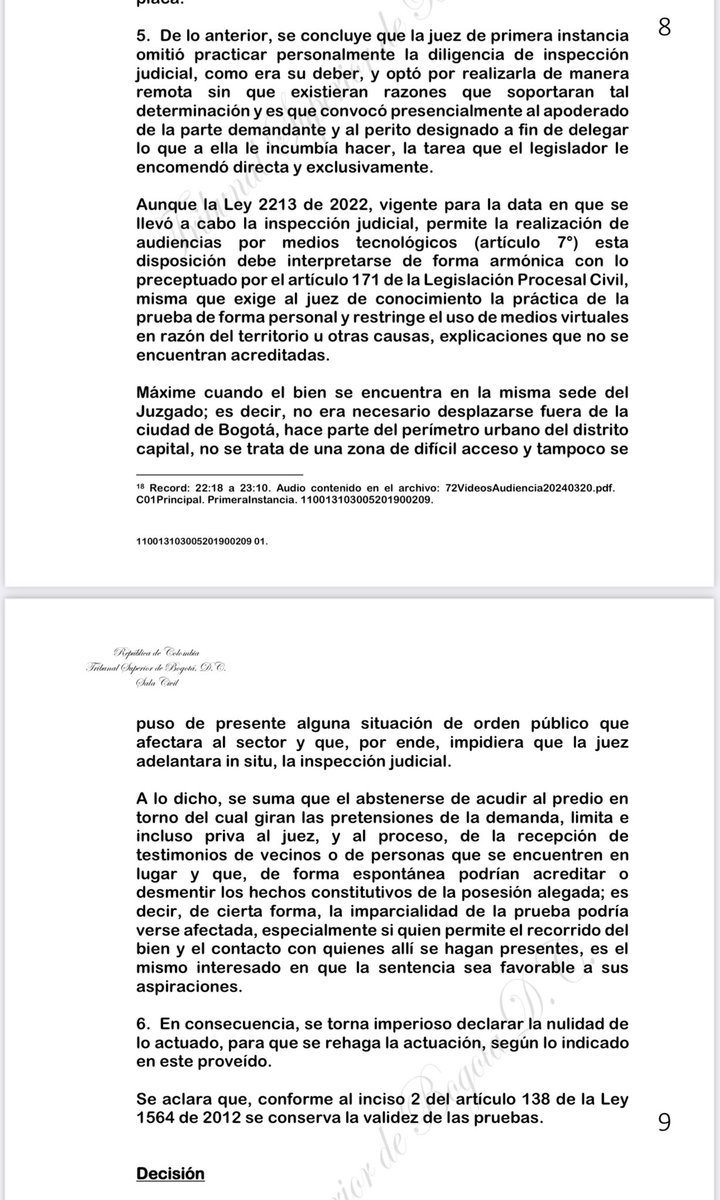 jairoparrac's tweet photo. JUSTICIA VIRTUAL. NULIDAD POR PRACTICAR LA INSPECCIÓN JUDICIAL DE FORMA VIRTUAL. TSB: La práctica de la inspección judicial se llevó a cabo de manera híbrida, imponiéndole a la parte demandante el deber de grabar con un celular “de buena resolución” sin que mediara justificación alguna del proceder de la juez de primera instancia quien se abstuvo de concurrir al inmueble para inspeccionarlo plena y directamente con todos sus sentidos bajo la excusa de estar habilitada por la ley para el uso de medios tecnológicos.

A pesar de que la juez cognoscente impartió una serie de parámetros para realizar la grabación ello no significa que dirigió directamente la prueba dado que al desconocer las condiciones que rodeaban el inmueble el camarógrafo tenía a su arbitrio la selección de los puntos de referencia indicados por el a quo tanto que cuando indicó que debía iniciar enfocando una placa no le hizo precisión cuál o qué tipo de placa.

De lo anterior, se concluye que la juez de primera instancia omitió practicar personalmente la diligencia de inspección judicial, como era su deber, y optó por realizarla de manera remota sin que existieran razones que soportaran tal determinación y es que convocó presencialmente al apoderado de la parte demandante y al perito designado a fin de delegar lo que a ella le incumbía hacer, la tarea que el legislador le encomendó directa y exclusivamente.

Aunque la Ley 2213 de 2022, vigente para la data en que se llevó a cabo la inspección judicial, permite la realización de audiencias por medios tecnológicos (artículo 7°) esta disposición debe interpretarse de forma armónica con lo preceptuado por el artículo 171 de la Legislación Procesal Civil, misma que exige al juez de conocimiento la práctica de la prueba de forma personal y restringe el uso de medios virtuales en razón del territorio u otras causas, explicaciones que no se encuentran acreditadas.

Máxime cuando el bien se encuentra en la misma sede del Juzgado; es decir, no era necesario desplazarse fuera de la ciudad de Bogotá, hace parte del perímetro urbano del distrito capital —⬇️⬇️—