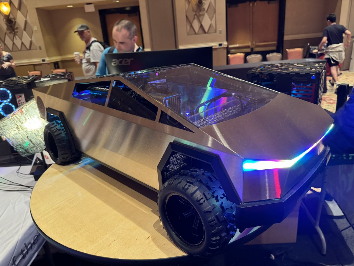 spotted_model's tweet photo. This thing was freaking amazing. Fully functional PC 😍 https://t.co/5f9XH076WI