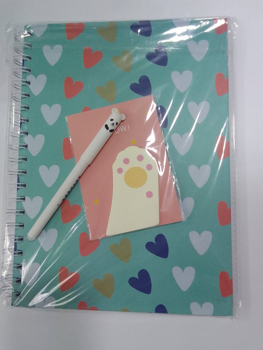 Compré una libreta, una pluma de 🐼 y unos stickers de garrita de gatito DI-VI-NOS y los vine a presumir.

Si alguien quiere, pueden comprar cositas bien bonitas a un excelente precio con mi querida <a href="/Stphns/">Anna Stephens</a>