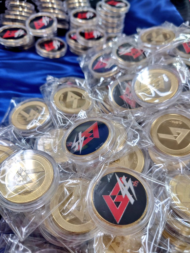 記念メダル 集めは私の趣味でもあります ありがたいことに弊社のコインアルバムに収納してくださっている方が多いとSNSで拝見👀  いろいろなコメントで記念メダル（直径31ｍｍ）ぴったりサイズのアルバム台紙が欲しいとの声を実現すべく、記念メダル製造の #茶平工業 さん ...