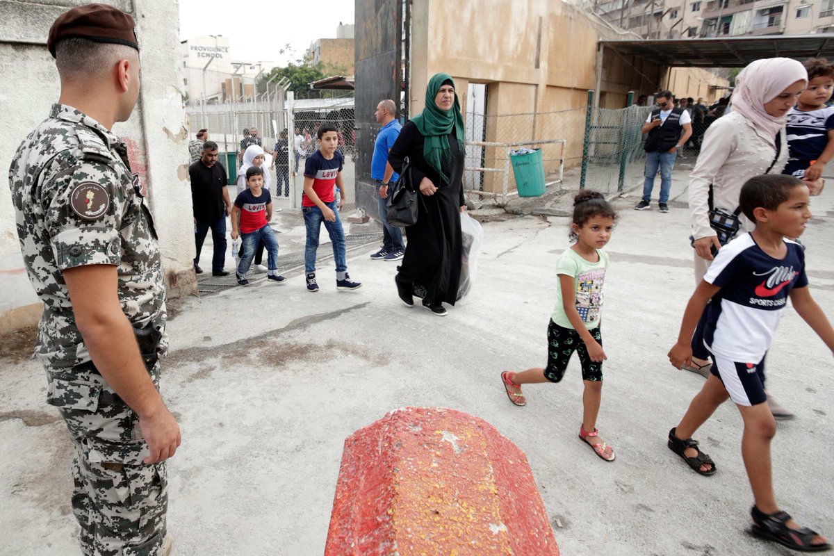 La expulsión de refugiados sirios desde  Líbano se ha convertido en una pesadilla. Especialmente, para los desertores del ejército y los opositores políticos, quienes podrían enfrentar tortura o muerte como castigo si son devueltos a su país.
baynana.es/es/refugiados-…