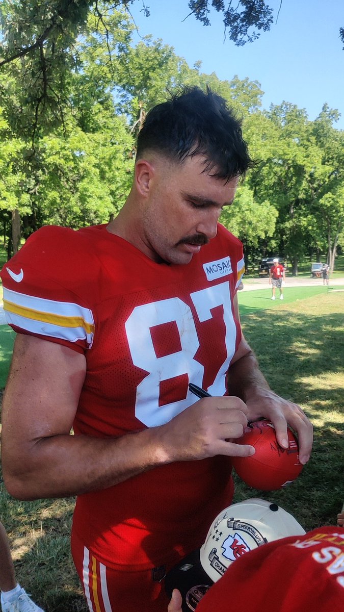 SandgrenKiley's tweet photo. Mr. Swiftie himself ❤️ 
@tkelce is a man of the people.

 #ChiefsKingdom https://t.co/vQovTJTnDT