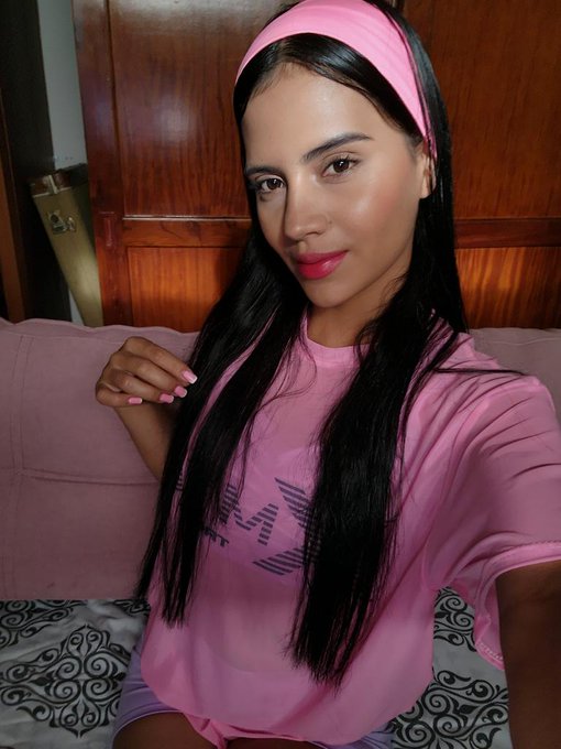 Live with Mia, from my new crib. https://t.co/TNBHMt8v3j