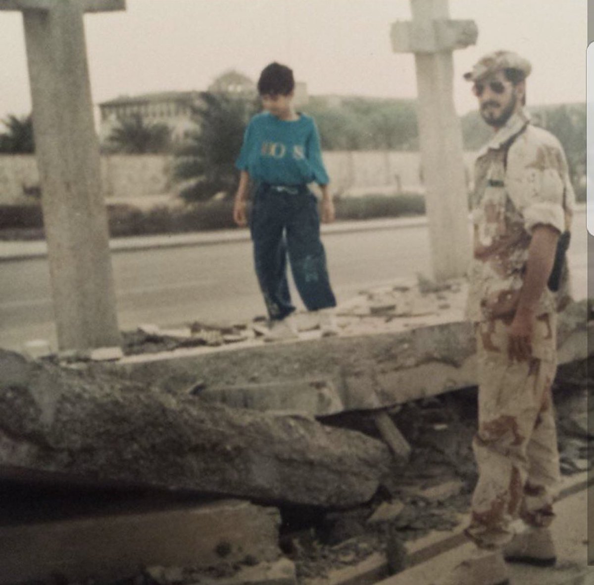 صورة ألتقطت  أثناء التحرير 💙🇰🇼
أمام منزل

الشيخ/ 
سعد العبدالله
 الله يرحمه ويغفر له

الوالد /
عبدالله الدعاس 
الله يرحمه ويغفر له

و أخي/
فيصل عسى الله يطول بعمره

#ذكرى_الغزو_العراقي_الغاشم