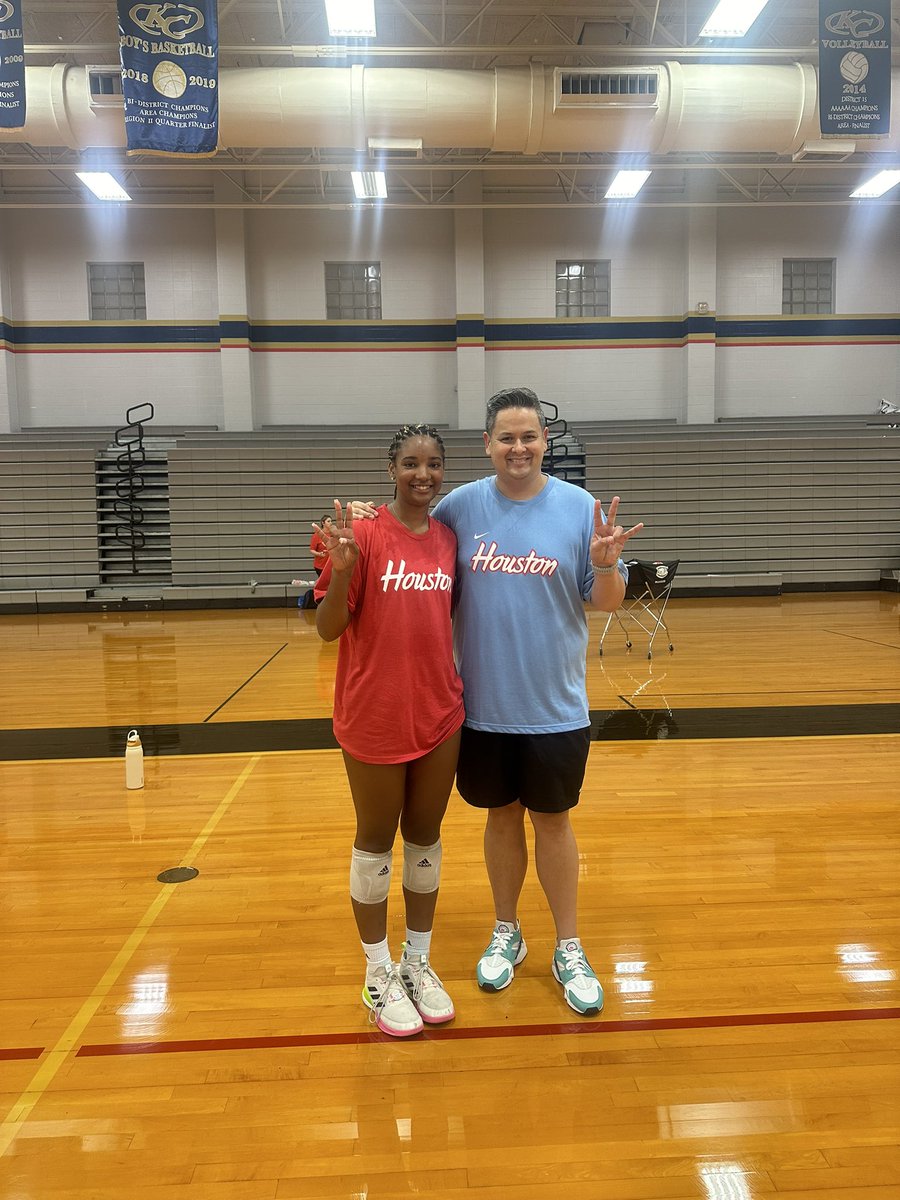 BrynnMetoyer4's tweet photo. Huge shoutout to @UHCougarVB .Thank you Coaches and players for coming out and starting off our pre-season with lots of learning and fun. #KCVB #outsidehitter #SENIOR #GoCoogs https://t.co/SOd969EgDm