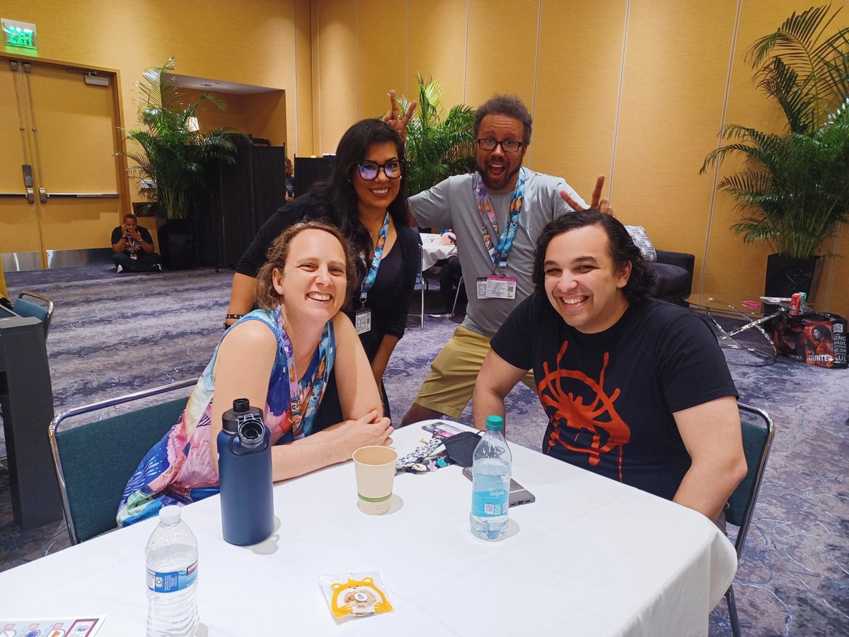 Elle_FireSpray's tweet photo. I was told there weren't gonna be ANY bunny ears involved π€¦π½ββοΈ π€¦π½ββοΈ the fiend!! π
Always a pleasure hanging out with @eric_lang, got to meet @elizhargrave and Eric too!! π₯°β¨ππ½
#gencon2024 #gencon #ericlang #boargamefriends https://t.co/aVfJFljYb9