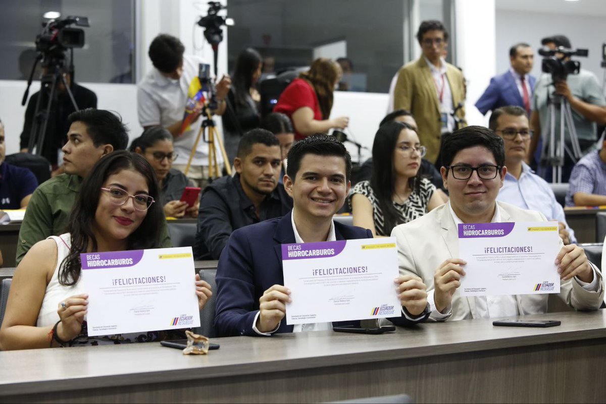 El secretario @cesar_vasquez_m, durante su intervención, señaló: "Esta iniciativa representa una inversión en conocimiento y talento, un paso adelante en la consolidación de nuestro sector energético, vital para el crecimiento económico del país".