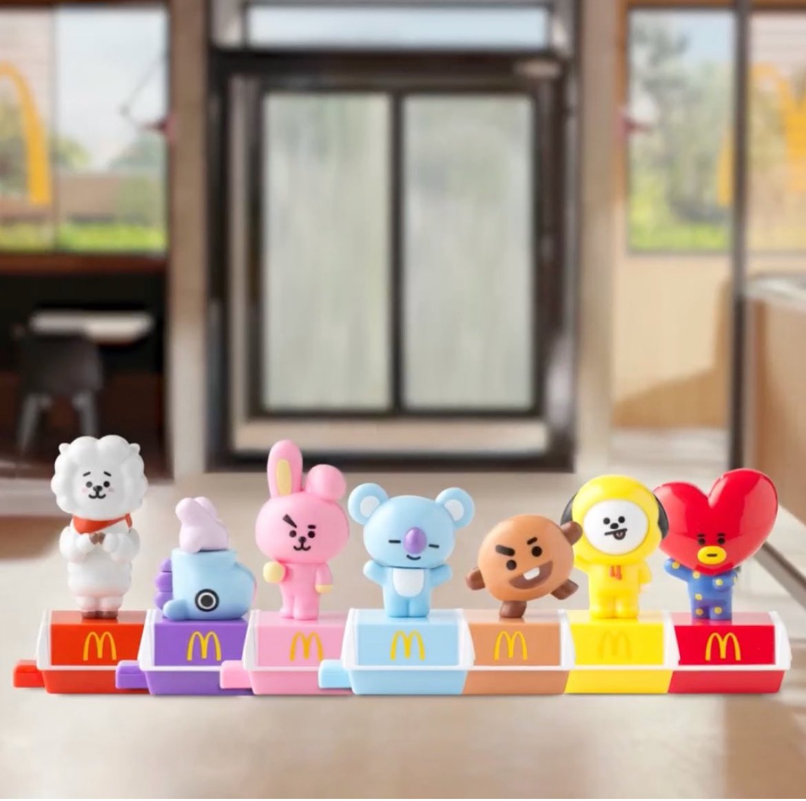 BTSmx_twt's tweet photo. ARMY de Ecuador ya ha comenzado a adquirir su combo de #BT21 en #McDonalds, al parecer también incluirán las salsas del #BTSMeal de Cajun y Sweet Chili. ¡Ya queremos tenerlo en México! #BT21xMcDonalds #BTS
Mas detalles en nuestro IG: https://t.co/VCcY6hjxRS https://t.co/a4rChhfSKz