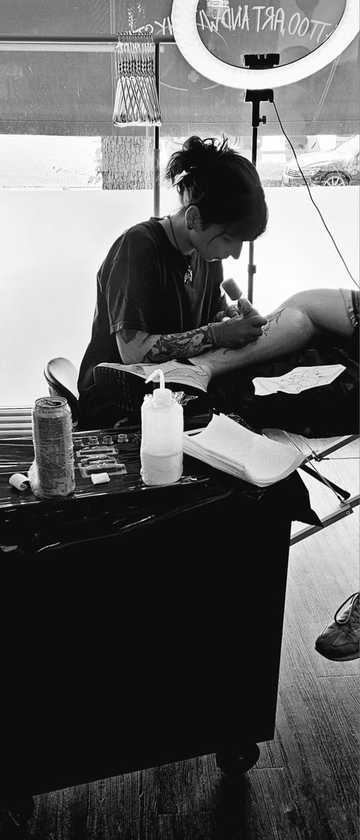 lilwarlockuwu's tweet photo. In the new studio and life is getting better ✨ https://t.co/0g7uYTMam4