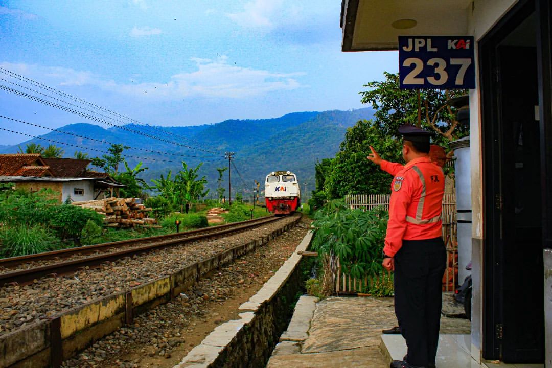 Jangan suka sedih tanpa alasan. Anggap aja mereka yang membencimu itu nggak tahu, gimana caranya memuji setiap kebaikan yang sudah kamu berikan. 

Semangat ya! Masih banyak orang yang menganggapmu baik kok! 🤗

Selamat pagi, #SahabatKAI

#JumatBerkah #KAI121

📸